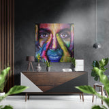 Buntes bemaltes Gesicht hinter Händen Gebürstetes Aluminium-Dibond Wandbild - 40x40 cm