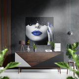 Porträt mit blauen Lippen und Locken Gebürstetes Aluminium-Dibond Wandbild - 40x40 cm