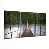 Rote Seilbrücke über dem Fluss Glasbild - 140x72 cm