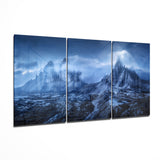 Stürmische Blaue Zerklüftete Gipfel in der Dämmerung Glasbild - 140x72 cm