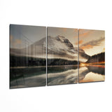 Triptychon mit verschneitem Gipfel und Spiegelsee Glasbild - 140x72 cm